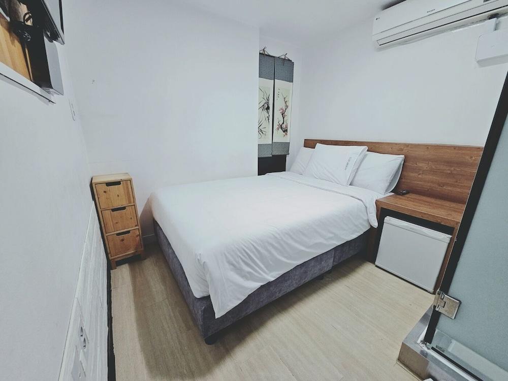 Ekonomy Hotel Myeongdong premier