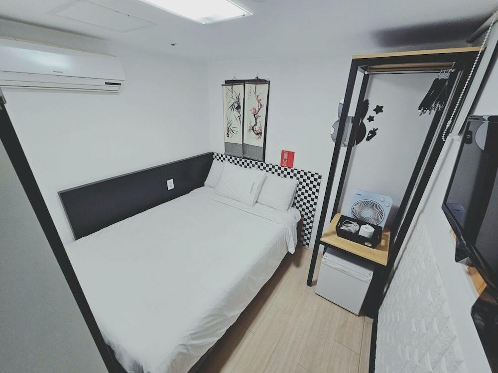 Ekonomy Hotel Myeongdong premier