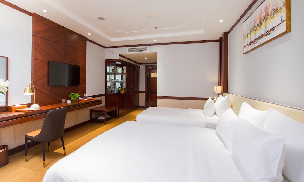 Van Phat Riverside Hotel