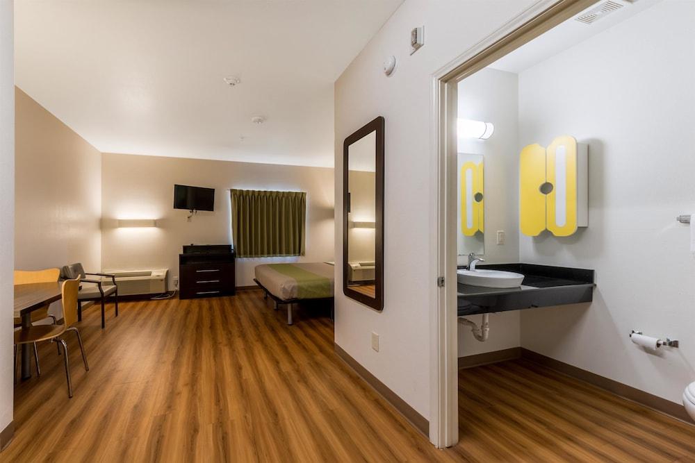 Super 8 by Wyndham Kenedy