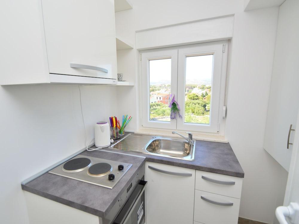 Sun Seeker Brodarica