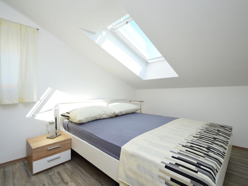 Sun Seeker Brodarica