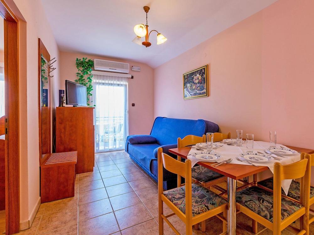 Delfin Cesarica in Cesarica