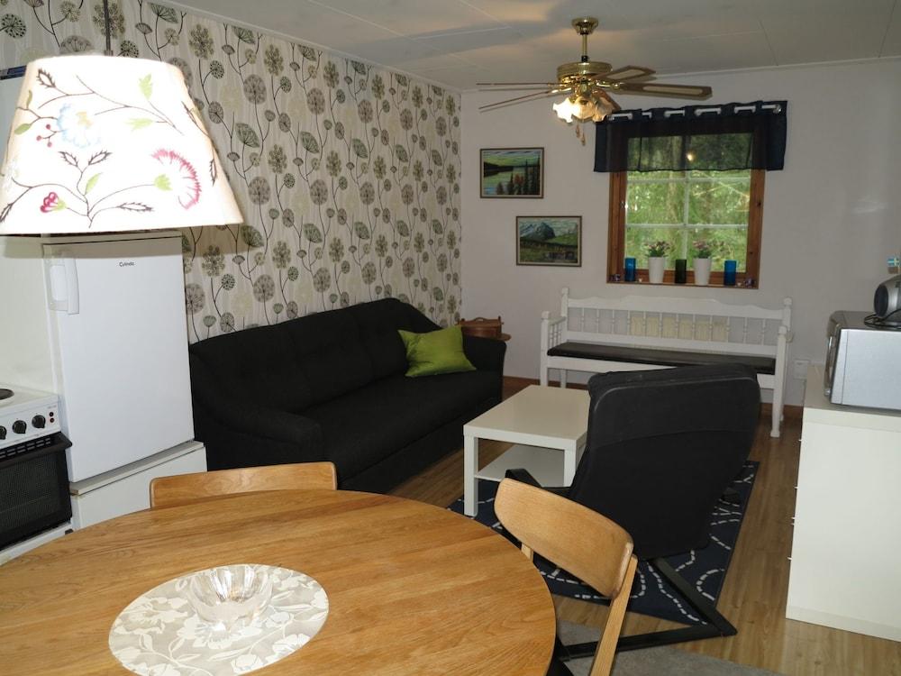 R Dmossa Femton R Dmossa