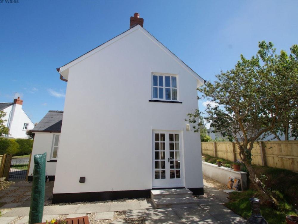 Dau Draeth Dinas Cross