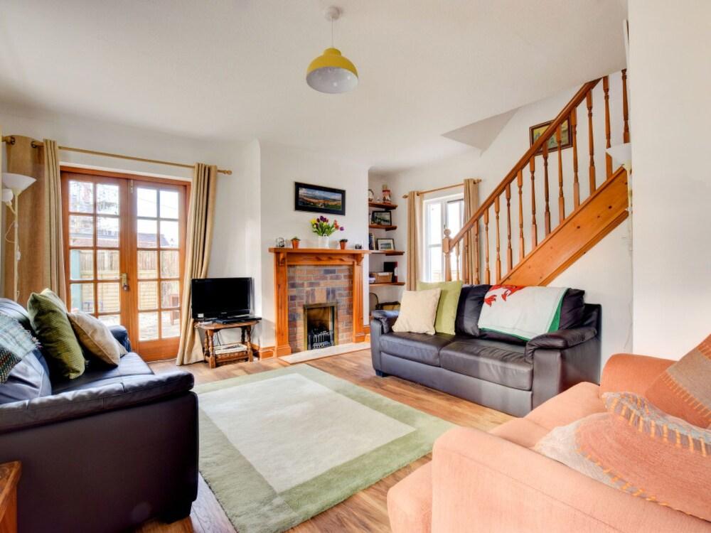 Dau Draeth Dinas Cross