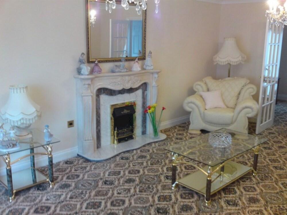 Efail Newydd Cross Inn