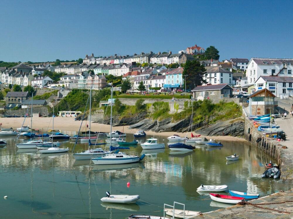 Efail Newydd Cross Inn