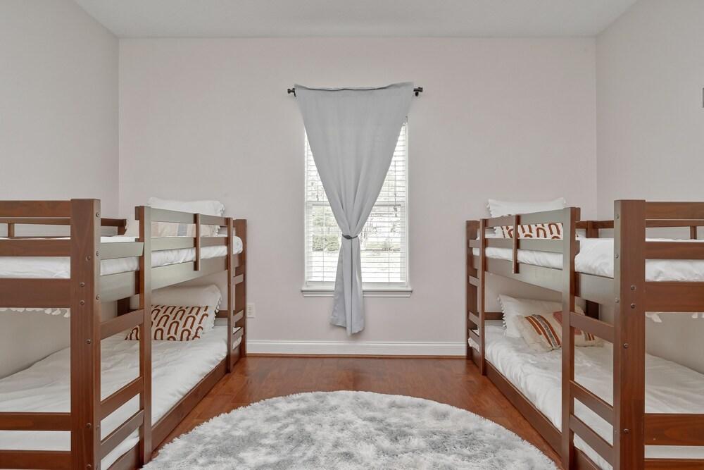 Great Escape With Private Pool and Deck