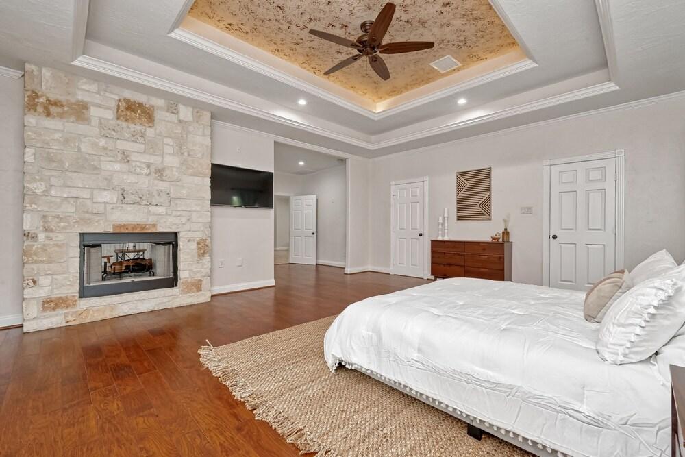 Great Escape With Private Pool and Deck