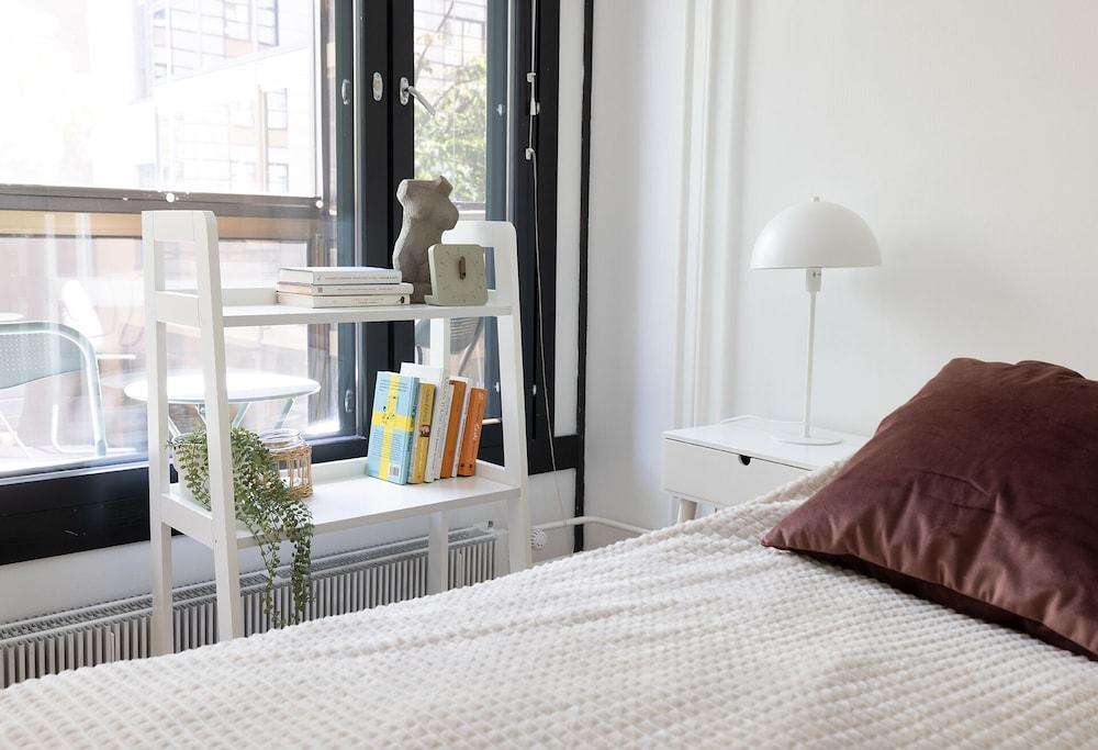 2ndhomes 2BR Center Apartment w Balcony