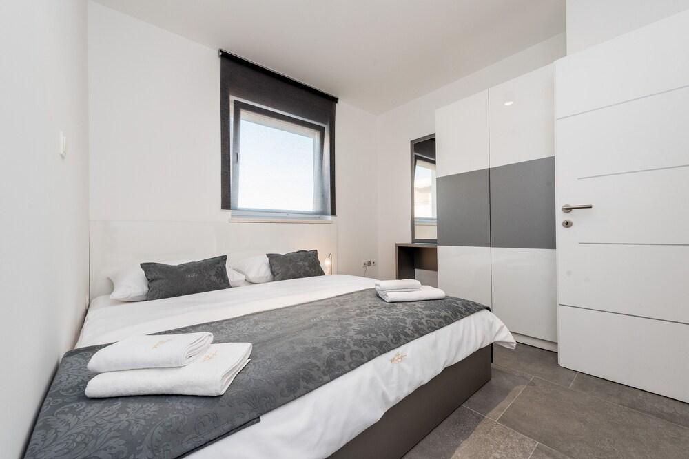 Villa Magnifica Penthouse with Jacuzzi