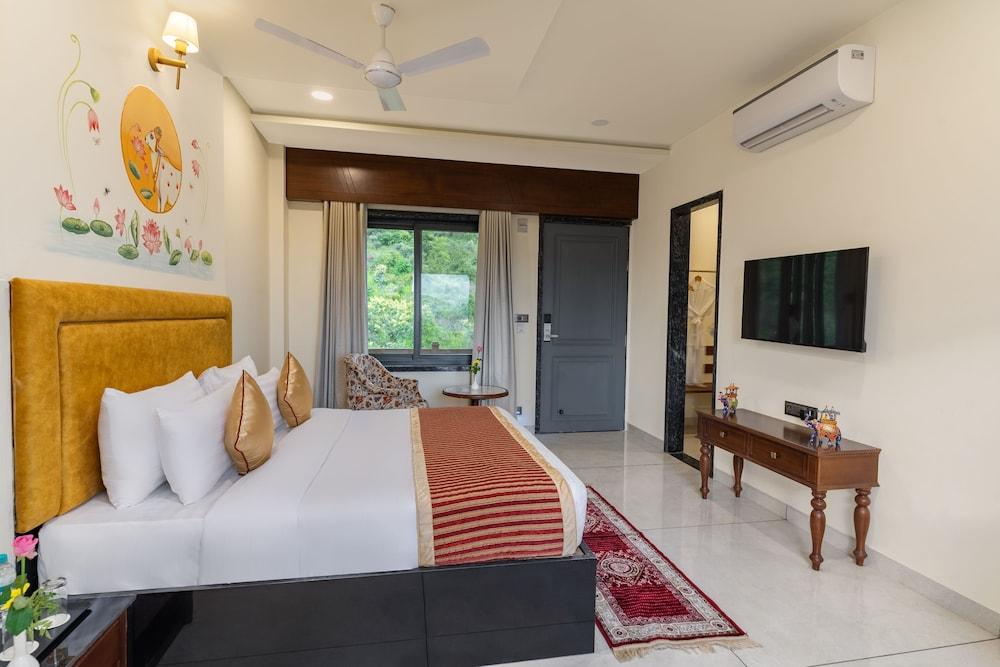 Traavista Aravali Mahal