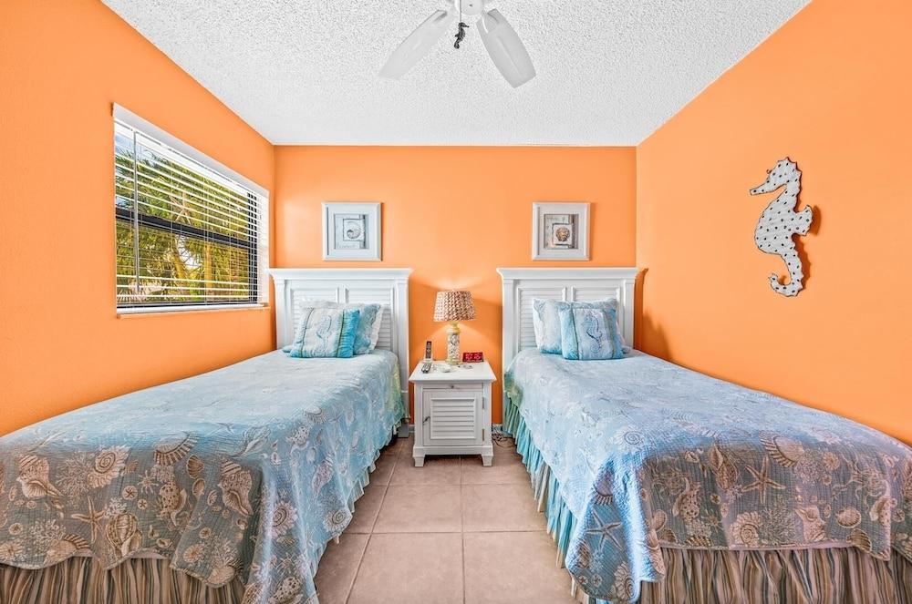 Sunset Beach 2 Bedroom Villa by RedAwning