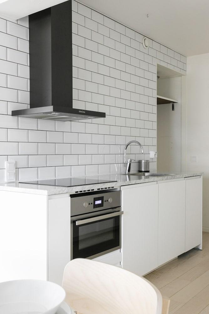 2ndhomes Modern 1BR Apartment w Balcony