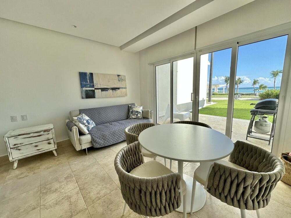 Amazing Ocean-front Studio With Sofa bed in Resort