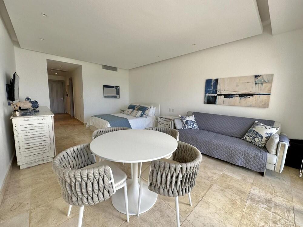 Amazing Ocean-front Studio With Sofa bed in Resort