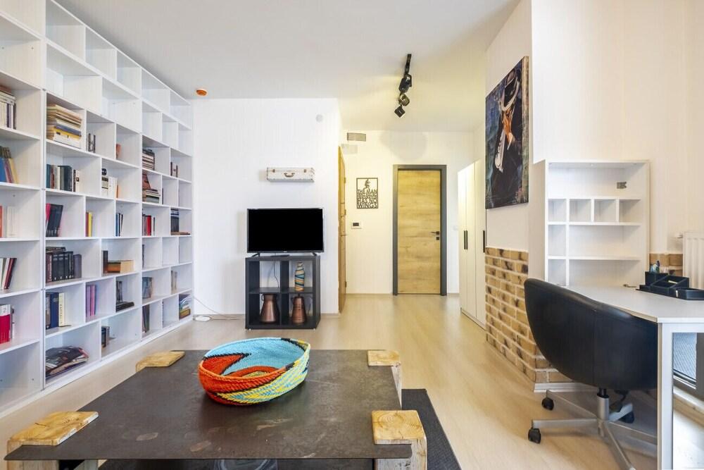 Business-friendly and Central Flat in Kadikoy