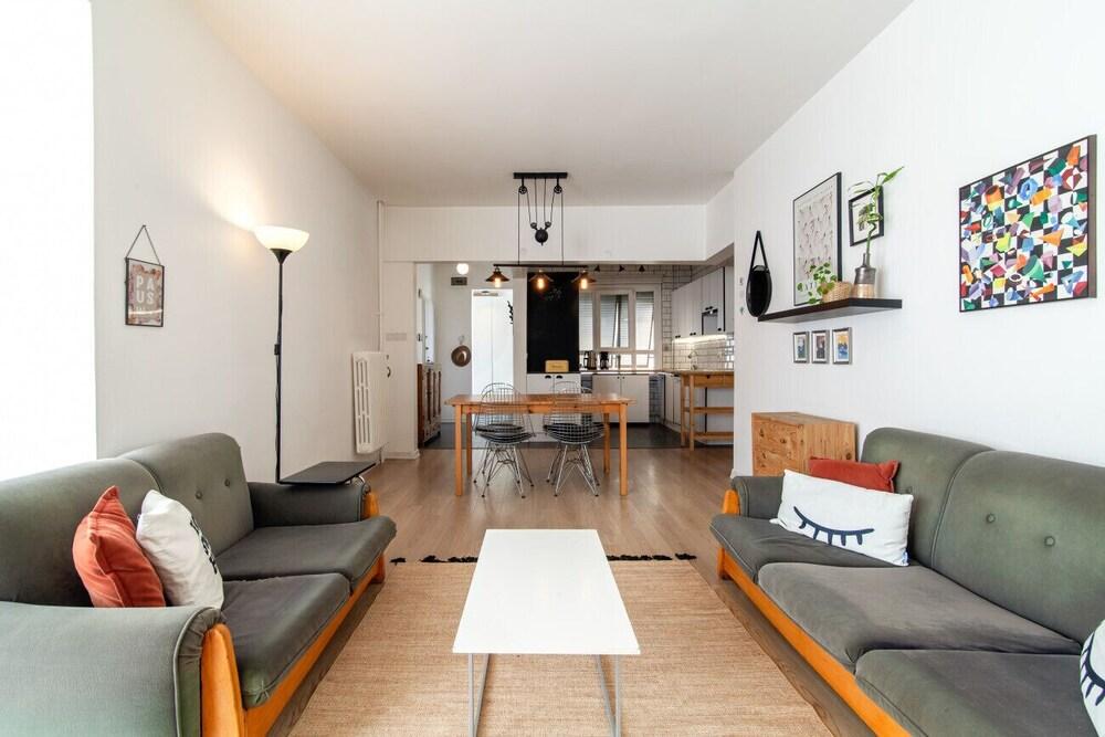 Modern Flat With Central Location in Kadikoy