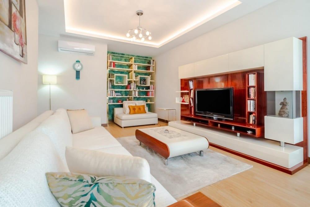 Elegant Flat With Balcony in Kartal