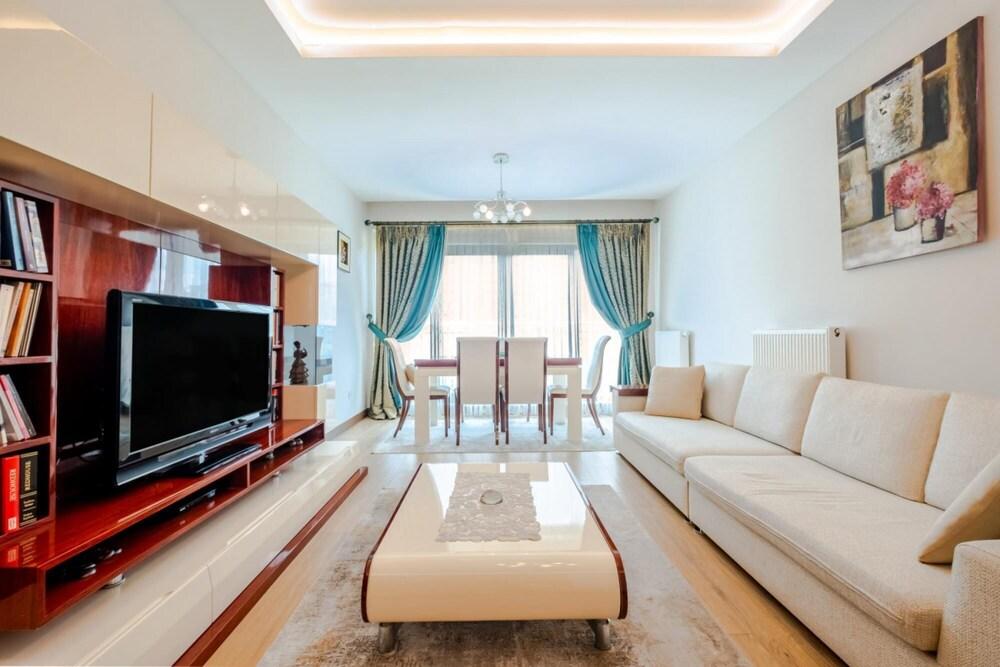 Elegant Flat With Balcony in Kartal