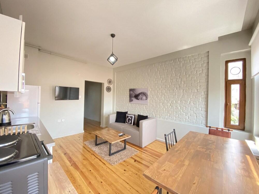 Central Flat With a Shared Terrace in Beyoglu