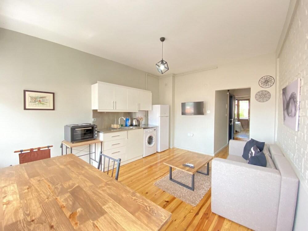 Central Flat With a Shared Terrace in Beyoglu