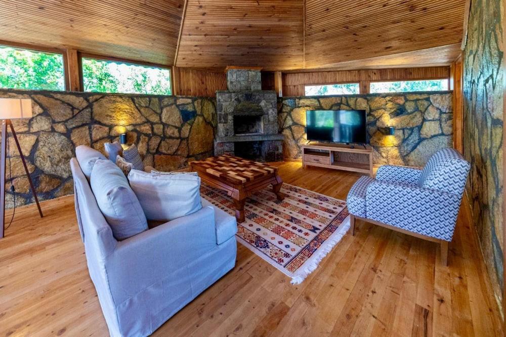 House With Jacuzzi and Shared Pool in Bodrum