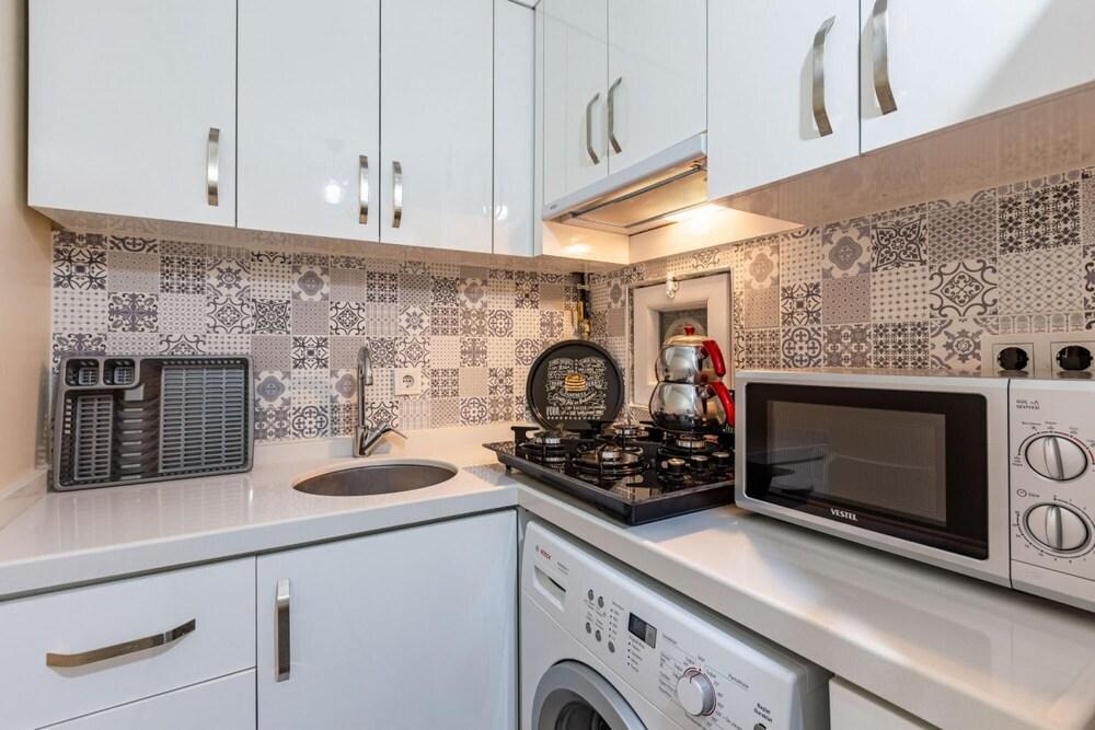 Colorful Flat With Backyard Close to Taksim Square