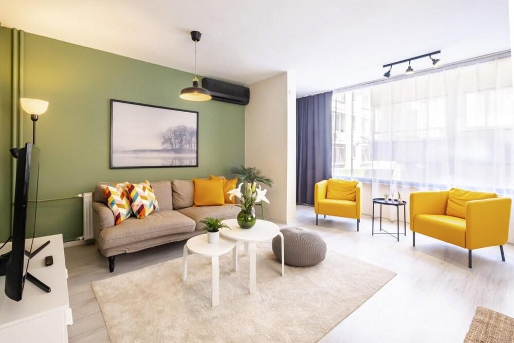 Exquisite Central Flat Near Bagdat Street