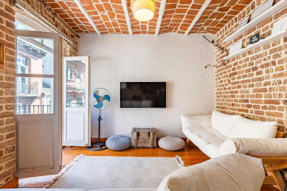 Nostalgic Flat Near Galata Tower in Beyoglu