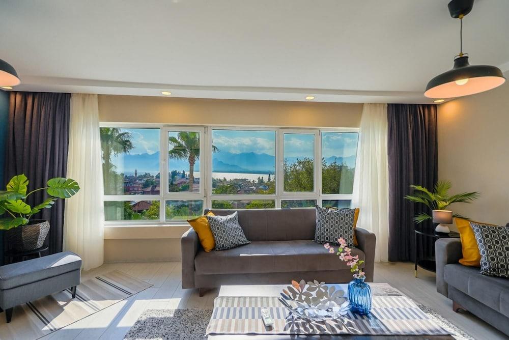 Missafir Chic Flat Near Hadrian s Gate