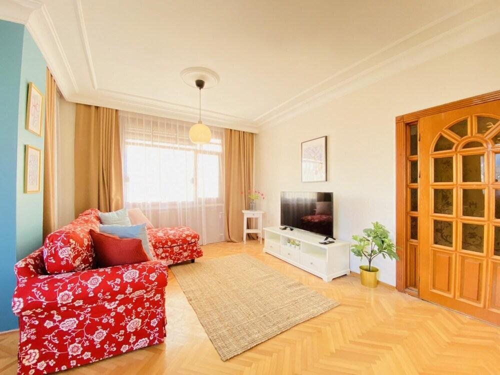 Missafir Spacious Duplex Flat Near Bagdat Street