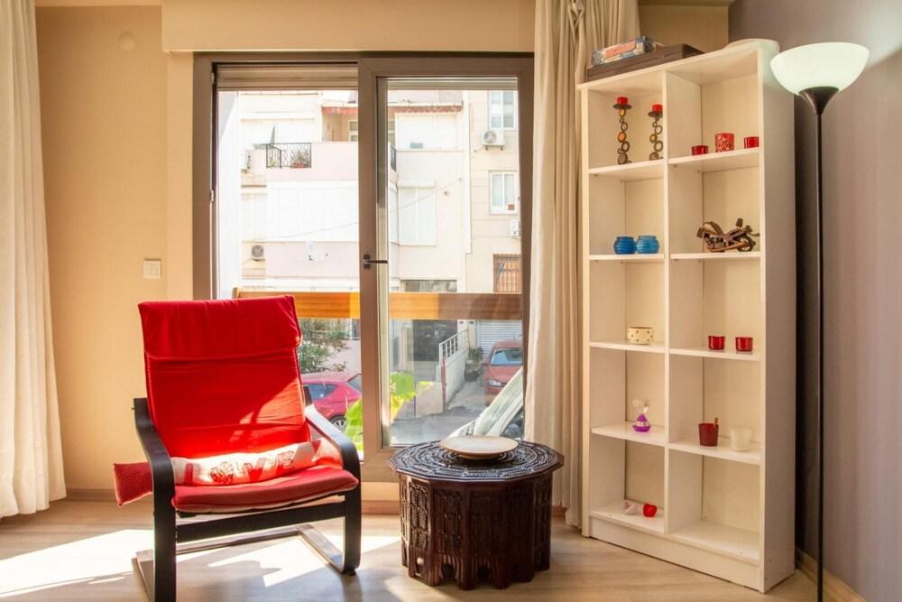 Pleasant and Central Flat With Balcony in Izmir