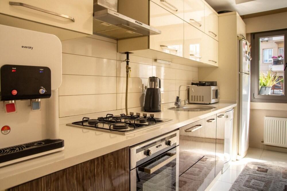 Pleasant and Central Flat With Balcony in Izmir