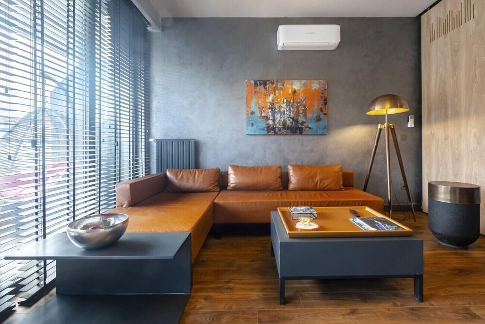 Studio Flat With Balcony Close To Flower Passage