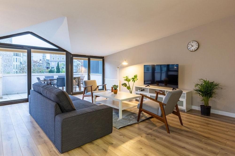 Exceptional Flat With Galata Tower View in Beyoglu
