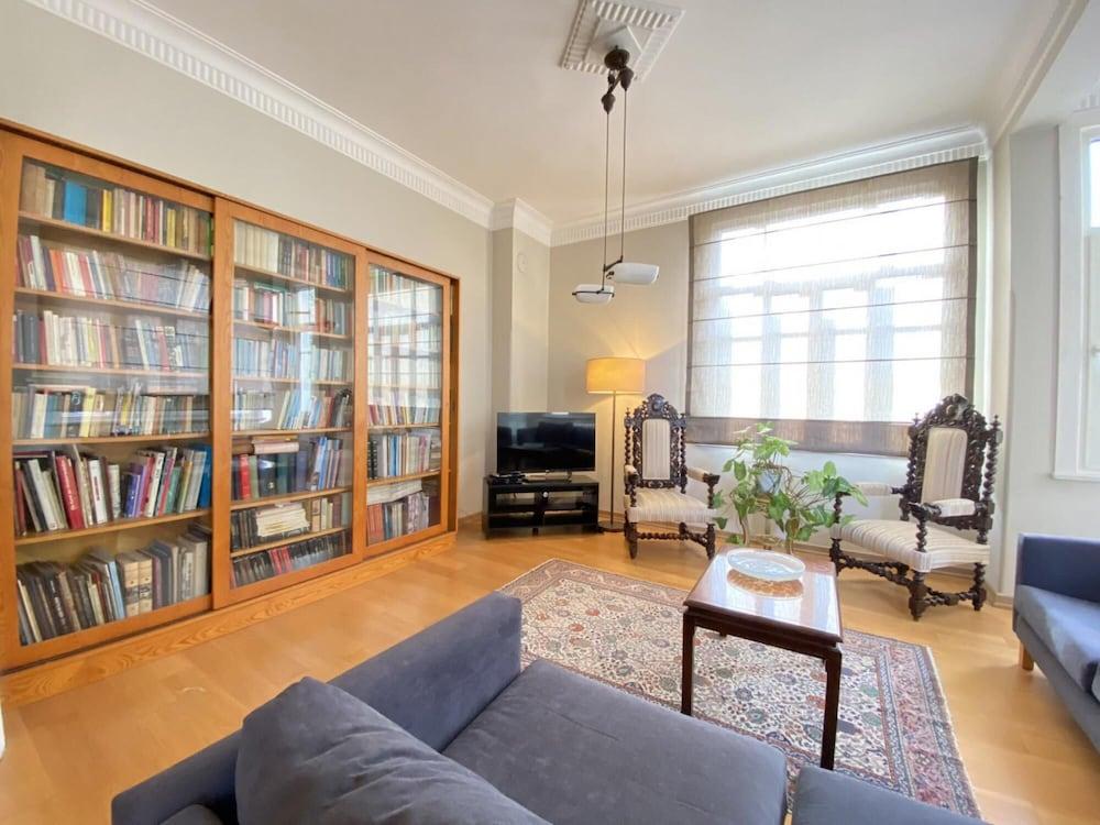 Flat With Balcony and Bosphorus View in Beyoglu