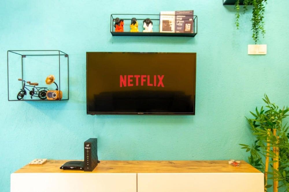 Central and Colorful Studio Flat in Alsancak