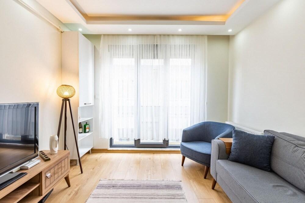 Modern Flat Near Public Transportation in Maltepe