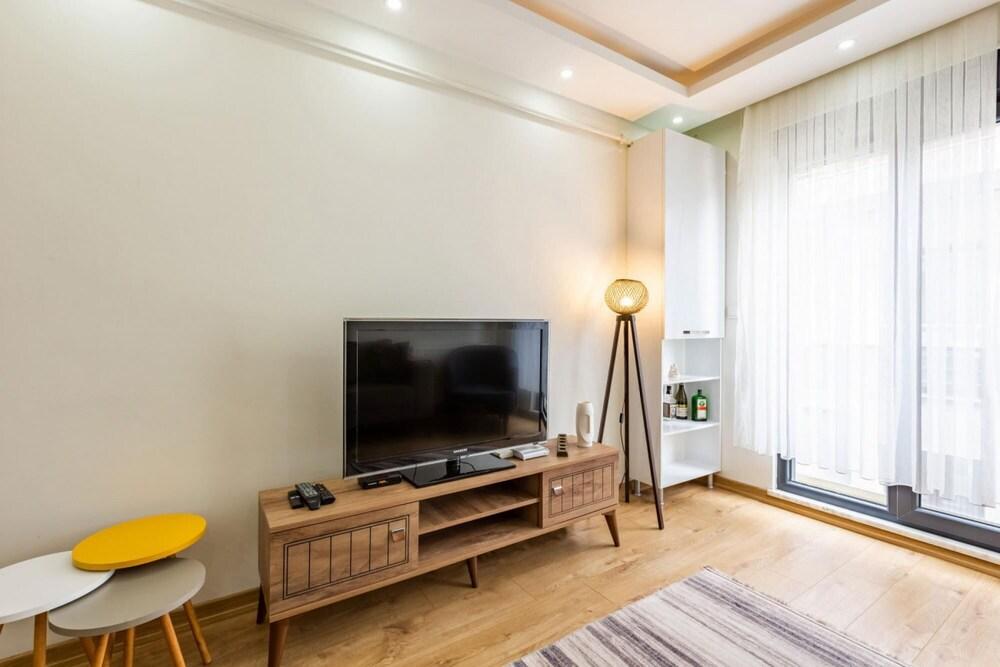 Modern Flat Near Public Transportation in Maltepe