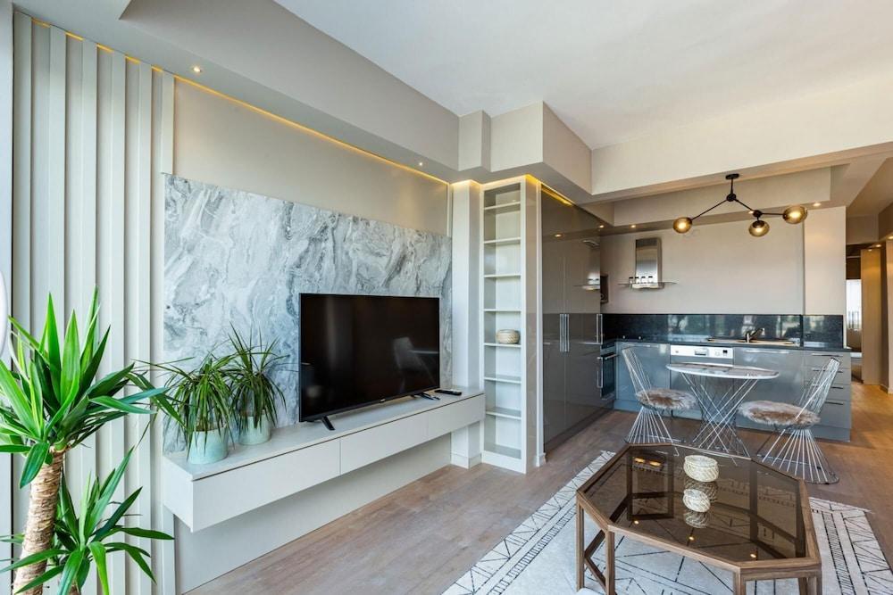 Central Apartment With Bosphorus View in Cihangir