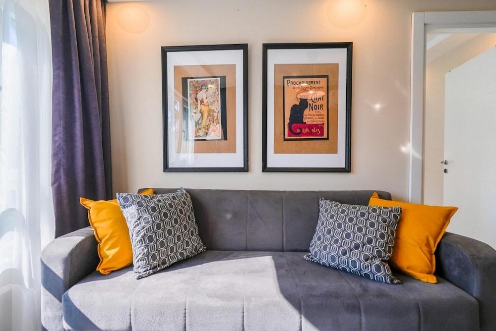 Missafir Modern Flat Near Hadrian s Gate