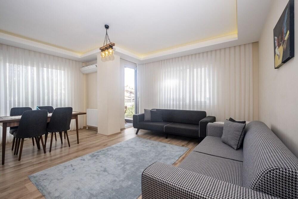 Modern and Central Flat With Balcony in Maltepe