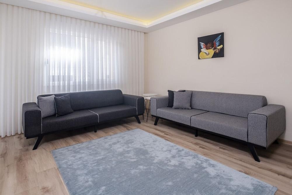 Modern and Central Flat With Balcony in Maltepe
