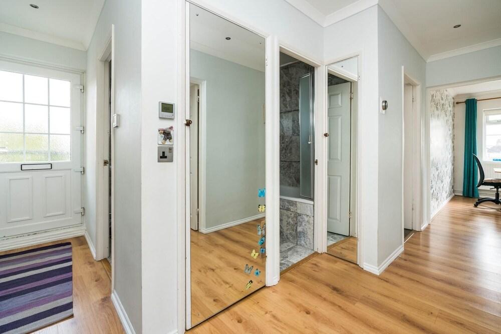Bright and Comfortable 2 Bedroom Flat Oakwood