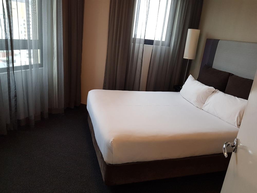 Parramatta Hotel in Mantra Building