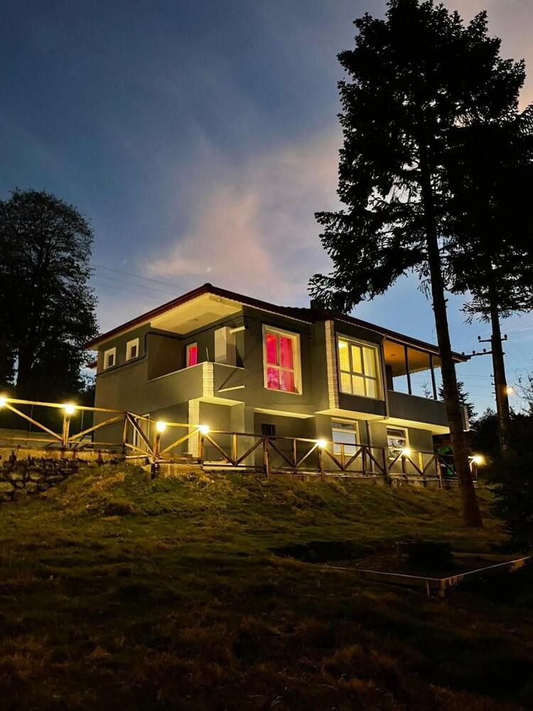 Mesmerizing House With Heated Pool in Sapanca