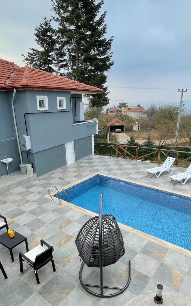 Mesmerizing House With Heated Pool in Sapanca
