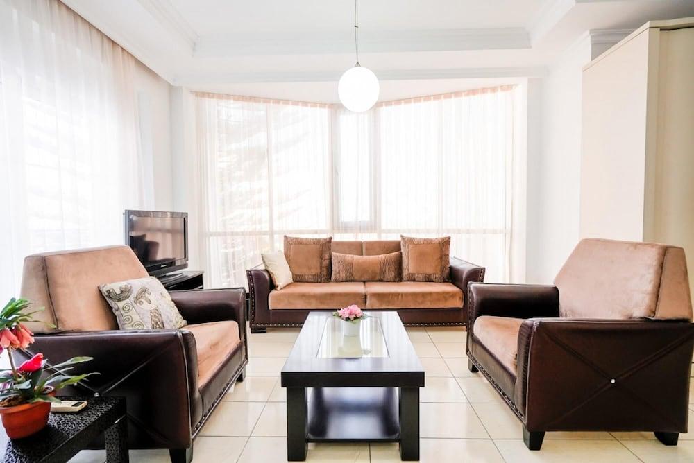 Comfy Flat With Shared Pool in Belek